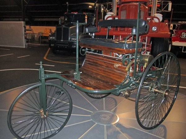 Sheikh Hamad Bin Hamdan Al Nahyan cũng sắm cho mình một bản sao của chiếc xe Patent Motorwagan Benz 1885, chiếc xe “ô tô” ba bánh đầu tiên trên thế giới.